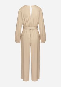 Born2be - Beżowy Bawełniany Kombinezon o Kopertowym Kroju z Paskiem i Gumką w Talii Mirrira. Kolor: beżowy. Materiał: bawełna. Długość rękawa: długi rękaw. Długość: długie. Styl: elegancki, klasyczny #6