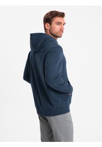 Ombre Clothing - Męska dresowa bluza kangurka z kapturem i naszywką w stylu college – granatowa V2 OM-SSNZ-0144 - XXL. Okazja: na co dzień. Typ kołnierza: kaptur. Kolor: niebieski. Materiał: dresówka. Wzór: aplikacja. Styl: klasyczny, elegancki, sportowy, casual #5