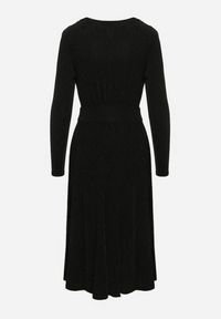 Born2be - Czarna Taliowana Sukienka z Wiskozą o Rozkloszowanym Kroju Zdobiona Metaliczną Nicią Mesinae. Okazja: do pracy, na spotkanie biznesowe. Typ kołnierza: dekolt w kształcie V. Kolor: czarny. Materiał: wiskoza. Długość rękawa: długi rękaw. Wzór: aplikacja. Typ sukienki: rozkloszowane. Styl: wizytowy, glamour, elegancki, biznesowy #3