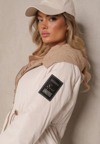 Renee - Jasnobeżowa Kurtka o Kroju Parki z Kapturem i Ściągaczem w Talii Zizana. Okazja: na co dzień. Typ kołnierza: kaptur. Kolor: beżowy. Materiał: jeans. Wzór: ażurowy. Styl: elegancki, klasyczny, casual