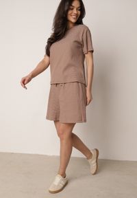 Born2be - Brązowe Bawełniane Szorty Dresowe w Drobne Paseczki Wiązane na Sznurki Loregune. Okazja: do domu, na co dzień. Kolor: brązowy. Materiał: bawełna, dresówka. Długość: krótkie. Wzór: gładki. Styl: elegancki, klasyczny, casual #6