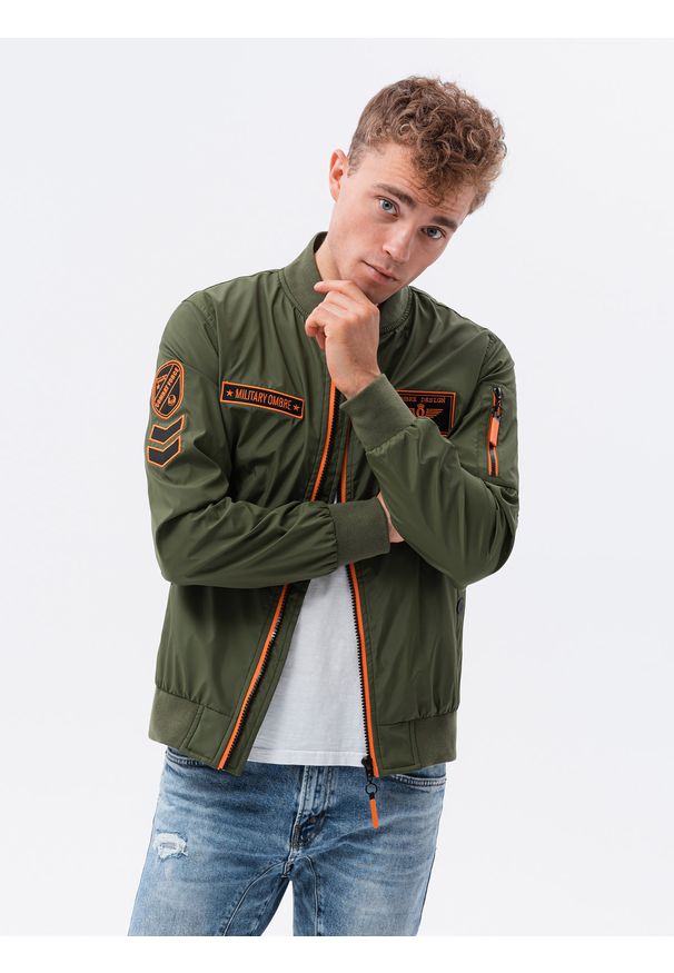 Oliwkowa kurtka Ombre Clothing na wiosnę