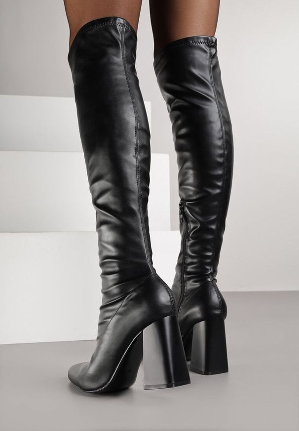 Renee - Czarne Dopasowane Kozaki Vices za Kolano na Słupku Todvira. Okazja: na imprezę. Wysokość cholewki: za kolano. Kolor: czarny. Materiał: jeans. Obcas: na słupku. Styl: elegancki