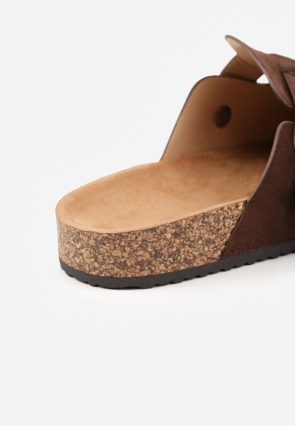 Born2be - Ciemnobrązowe Klapki w Stylu Chodaków na Korkowej Podeszwie z Klamrą Saleilla. Okazja: na co dzień. Kolor: brązowy. Materiał: jeans. Sezon: lato. Styl: casual, klasyczny