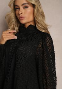 Renee - Czarna Ażurowa Sukienka Mini o Rozkloszowanym Fasonie z Falbankami Beline. Okazja: na co dzień. Typ kołnierza: kołnierz z falbankami. Kolor: czarny. Wzór: ażurowy. Typ sukienki: trapezowe. Materiał: tkanina. Długość rękawa: długi rękaw. Styl: casual. Długość: mini #4