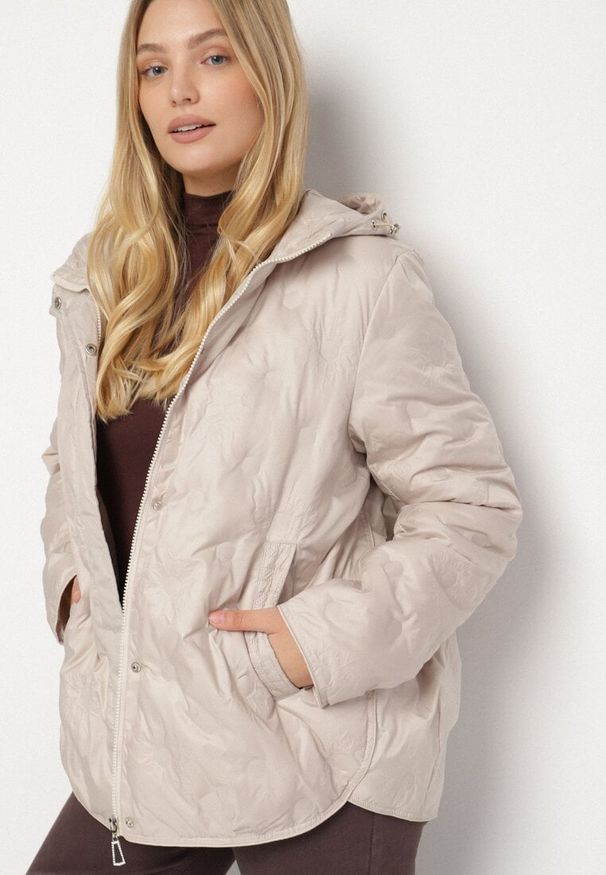 Born2be - Beżowa Pikowana Kurtka Przejściowa z Kapturem Arivitte. Okazja: na co dzień. Typ kołnierza: kaptur. Kolekcja: plus size. Kolor: beżowy. Materiał: jeans. Styl: elegancki, casual