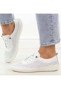 Białe ażurowane skórzane półbuty damskie T.Sokolski 2023-1. Okazja: na co dzień. Nosek buta: okrągły. Kolor: biały. Materiał: skóra. Szerokość cholewki: normalna. Sezon: wiosna, jesień, lato. Styl: casual, klasyczny #1