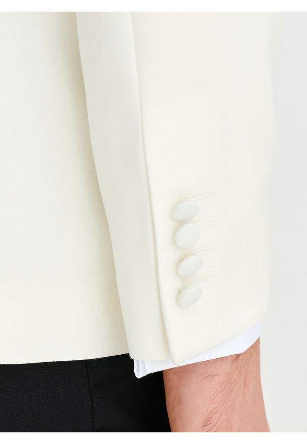 Pako Lorente - PAKO LORENTE – Marynarka smokingowa w jasnym beżowym kolorze. Okazja: na ślub cywilny, na wesele. Kolor: beżowy. Materiał: wełna. Wzór: gładki