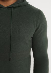Born2be - Ciemnozielony Sweterkowa Bluza z Akrylu z Kapturem i Ściągaczami Koiobs. Typ kołnierza: kaptur. Kolor: zielony. Materiał: akryl. Styl: klasyczny #5