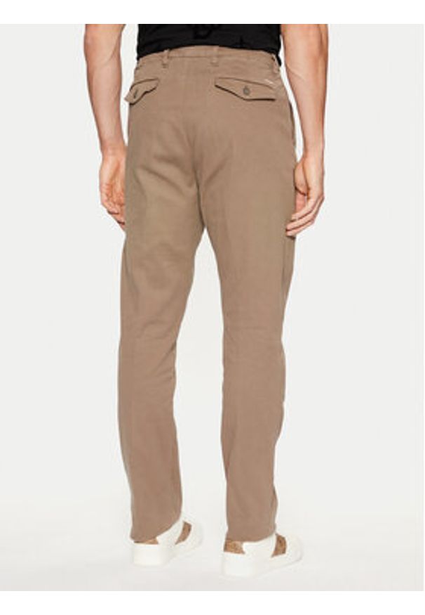 Guess Spodnie materiałowe M4BB27 WGHA1 Brązowy Slim Fit. Kolor: brązowy. Materiał: bawełna