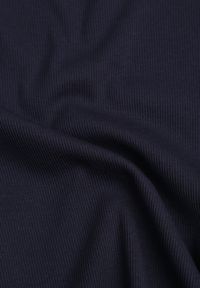 Renee - Granatowy Bawełniany T-shirt o Dopasowanym Kroju z Prążkowanego Materiału Lailya. Okazja: na co dzień. Kolor: niebieski. Materiał: prążkowany, materiał, bawełna. Wzór: gładki. Styl: casual, klasyczny #8