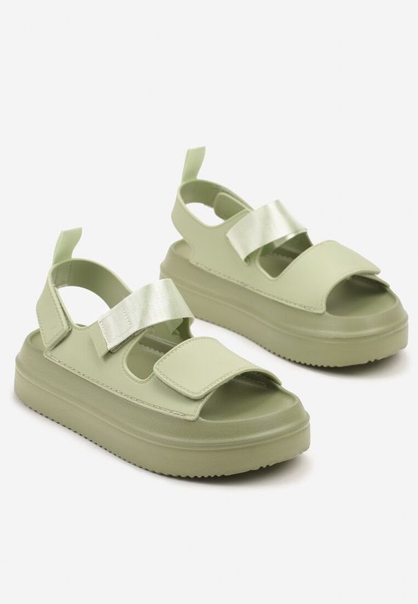 Born2be - Zielone Sandały na Grubej Podeszwie z Dwoma Paskami Taloiti. Okazja: na co dzień. Zapięcie: pasek. Kolor: zielony. Materiał: jeans. Wzór: paski. Styl: klasyczny, casual