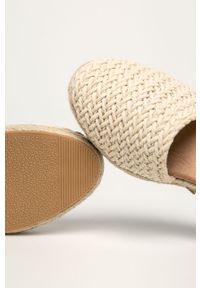 ANSWEAR - Answear - Koturny Buanarotti. Nosek buta: okrągły. Kolor: beżowy. Materiał: syntetyk, materiał, skóra ekologiczna, guma. Szerokość cholewki: normalna. Wzór: gładki. Obcas: na koturnie. Wysokość obcasa: średni #2