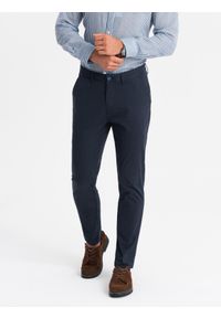 Ombre Clothing - Męskie jednolite spodnie chino SLIM FIT – granatowe V4 - Rozmiar: L. Okazja: do pracy. Kolor: niebieski. Materiał: bawełna, elastan, poliester, materiał. Wzór: jednolity. Styl: klasyczny, elegancki