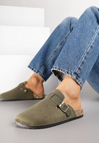 Renee - Zielone Klapki Typu Chodaki z Ekozamszu Zdobione Sprzączką Amustana. Okazja: na co dzień. Kolor: zielony. Materiał: jeans. Wzór: aplikacja. Styl: casual, elegancki #6