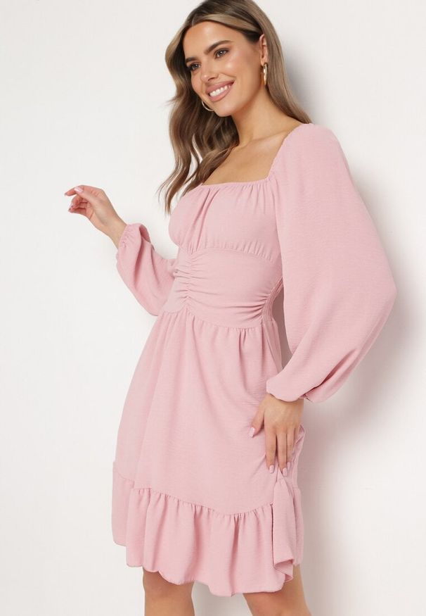 Born2be - Różowa Sukienka Auxede. Typ kołnierza: dekolt kwadratowy. Kolor: różowy. Materiał: tkanina. Długość rękawa: długi rękaw. Wzór: gładki