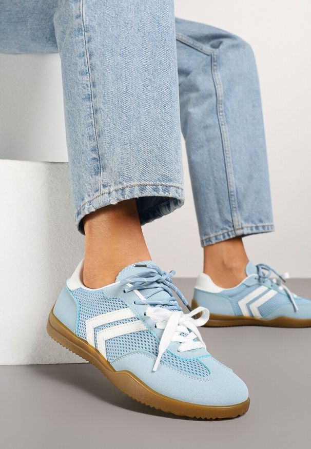 Renee - Jasnoniebieskie Sneakersy w Stylu Tenisówek Ozdobione Geometrycznym Wzorem Teloriella. Okazja: na co dzień. Zapięcie: sznurówki. Kolor: niebieski. Materiał: jeans. Wzór: aplikacja, geometria