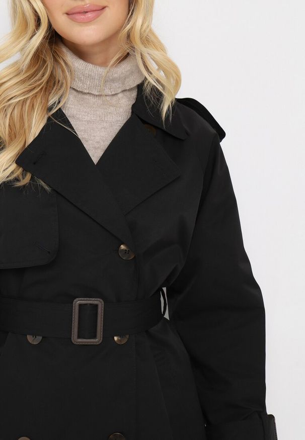 Born2be - Czarny Płaszcz Trencz Dwurzędowy z Paskiem Cloimia. Okazja: na co dzień. Kolor: czarny. Materiał: dzianina. Długość rękawa: długi rękaw. Długość: do kolan. Styl: wizytowy, klasyczny, casual, elegancki