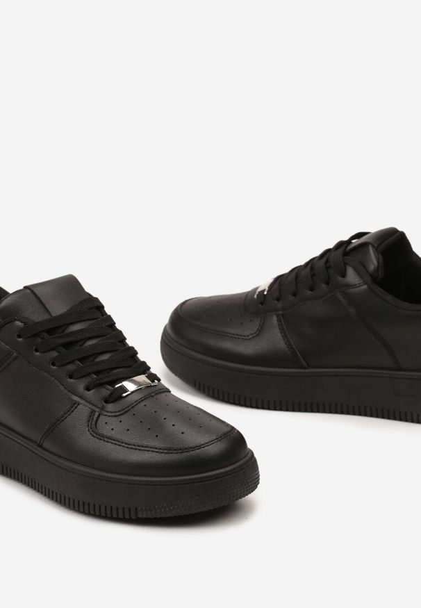Renee - Czarne Klasyczne Sneakersy z Perforacją i Sznurowaniem Natessu. Nosek buta: okrągły. Zapięcie: sznurówki. Kolor: czarny. Materiał: materiał. Obcas: na obcasie. Wysokość obcasa: niski
