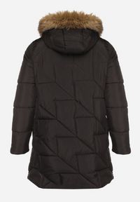 Born2be - Czarna Pikowana Kurtka z Kapturem z Futerkiem Ruvite. Typ kołnierza: kaptur. Kolekcja: plus size. Kolor: czarny. Materiał: futro #5