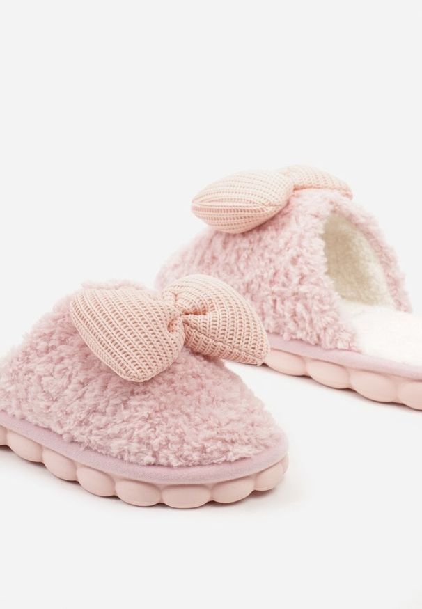Born2be - Różowe Pluszowe Kapcie z Kokardką i Tłoczoną Podeszwą Vamika. Okazja: do domu. Kolor: różowy. Wzór: aplikacja. Styl: elegancki, klasyczny