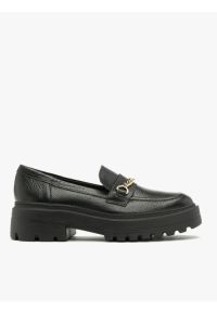 Ryłko - Czarne mokasyny ze złotym łańcuszkiem. Nosek buta: okrągły. Kolor: czarny. Materiał: skóra. Styl: street #1