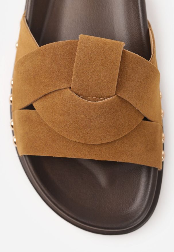 Born2be - Brązowe Klapki z Przeplatanymi Paskami i Nitami przy Podeszwie Marivyn. Okazja: na co dzień, na randkę. Kolor: brązowy. Materiał: len. Sezon: lato. Styl: casual, elegancki