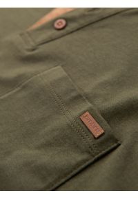 Ombre Clothing - T-shirt męski z dekoltem na guziki i zamszowym wykończeniem – ciemnooliwkowy V5 - Rozmiar: XL. Okazja: na co dzień. Kolor: oliwkowy. Materiał: zamsz. Wzór: gładki. Styl: klasyczny, casual