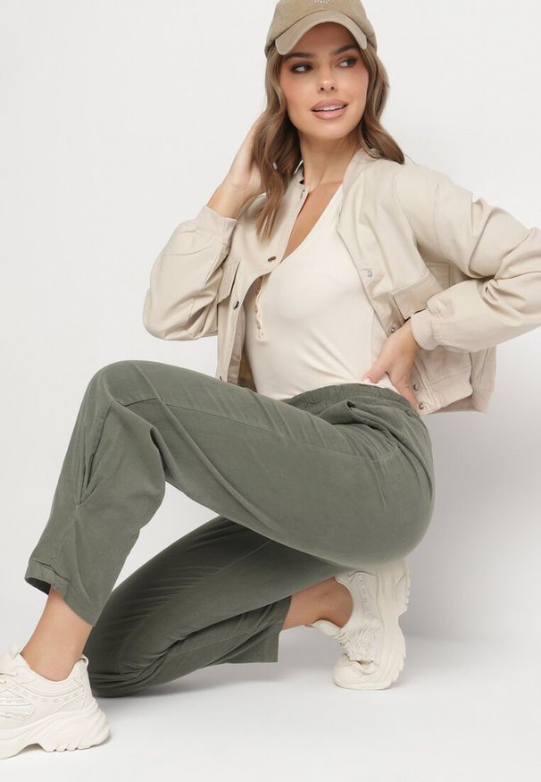 Born2be - Ciemnozielone Bawełniane Spodnie z Wysokim Stanem Melili. Okazja: na spacer, na co dzień. Stan: podwyższony. Kolor: zielony. Materiał: bawełna. Styl: elegancki, casual