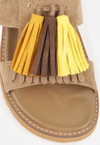 Renee - Beżowe Sandały VICES z Frędzlami w Stylu Boho Wind. Okazja: na spacer. Zapięcie: sprzączka. Kolor: beżowy. Materiał: jeans, len. Styl: boho #3