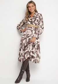 Born2be - Beżowo-Brązowa Kopertowa Sukienka w Abstrakcyjny Wzór z Gumką w Talii i Paskiem Zinnitaria. Okazja: na co dzień. Kolor: beżowy. Materiał: jeans. Typ sukienki: kopertowe. Styl: casual, klasyczny #1
