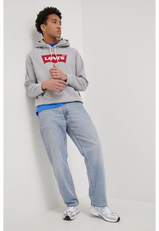 Levi's® - Levi's bluza bawełniana męska kolor szary z kapturem z nadrukiem. Okazja: na spotkanie biznesowe, na co dzień. Typ kołnierza: kaptur. Kolor: szary. Materiał: bawełna. Wzór: nadruk. Styl: casual, biznesowy