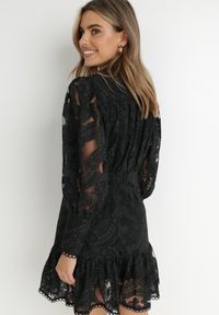 Born2be - Czarna Sukienka Koronkowa z Falbanką Chloreina. Typ kołnierza: kołnierzyk stójkowy. Kolor: czarny. Materiał: koronka. Wzór: ażurowy, koronka. Styl: wizytowy, vintage. Długość: mini #5