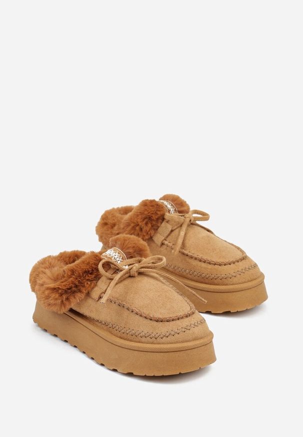 Renee - Brązowe Rustykalne Śniegowce z Niską Cholewką Zdobione Futrem i Kokardą Tuspena. Okazja: do domu, na co dzień. Wysokość cholewki: przed kostkę. Kolor: brązowy. Materiał: futro. Szerokość cholewki: normalna. Wzór: aplikacja. Sezon: zima. Styl: casual