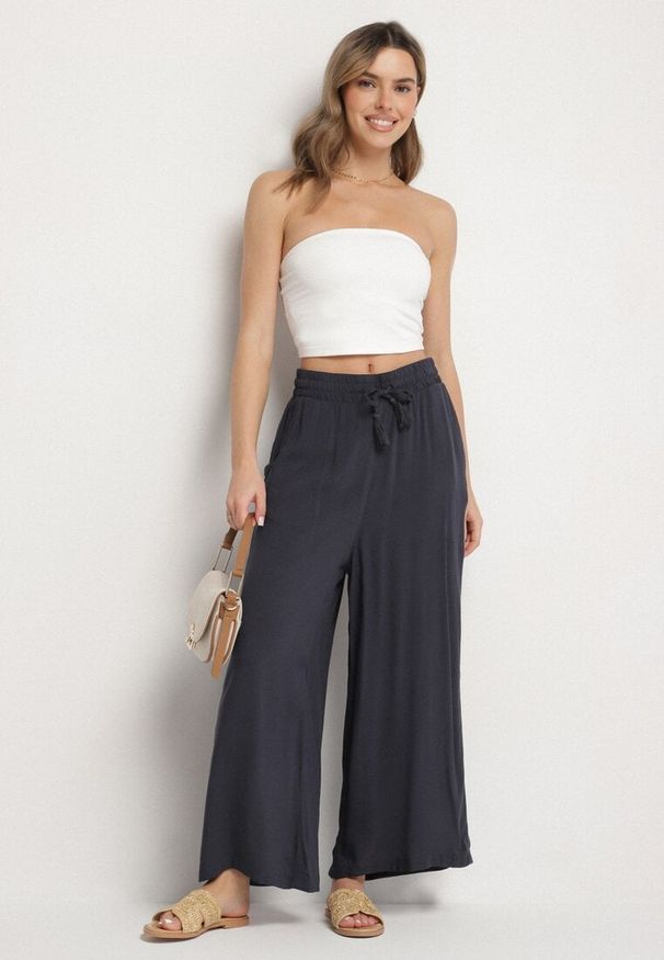 Born2be - Granatowe Wiskozowe Spodnie o Szerokim Kroju Ozdobione Sznurkiem Natamia. Okazja: na co dzień, na spotkanie biznesowe. Kolor: niebieski. Materiał: wiskoza. Wzór: aplikacja. Styl: klasyczny, casual, biznesowy, elegancki