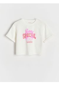 Reserved - T-shirt z wypukłym nadrukiem - złamana biel. Materiał: bawełna, dzianina. Wzór: nadruk
