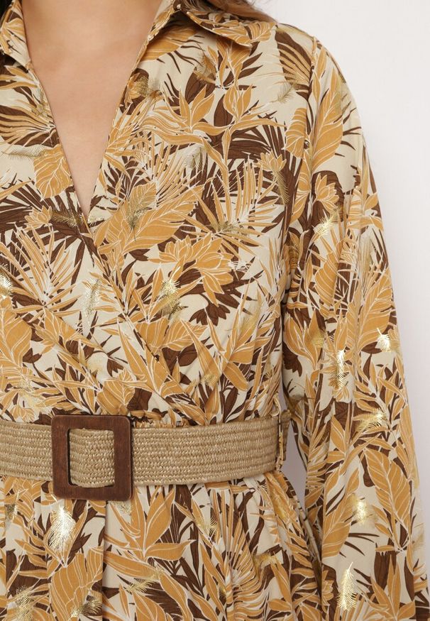 Born2be - Jasnobeżowa Sukienka z Roślinnym Wzorem i Plecionym Paskiem Nouylas. Kolor: beżowy. Wzór: aplikacja. Typ sukienki: kopertowe, rozkloszowane. Długość: maxi