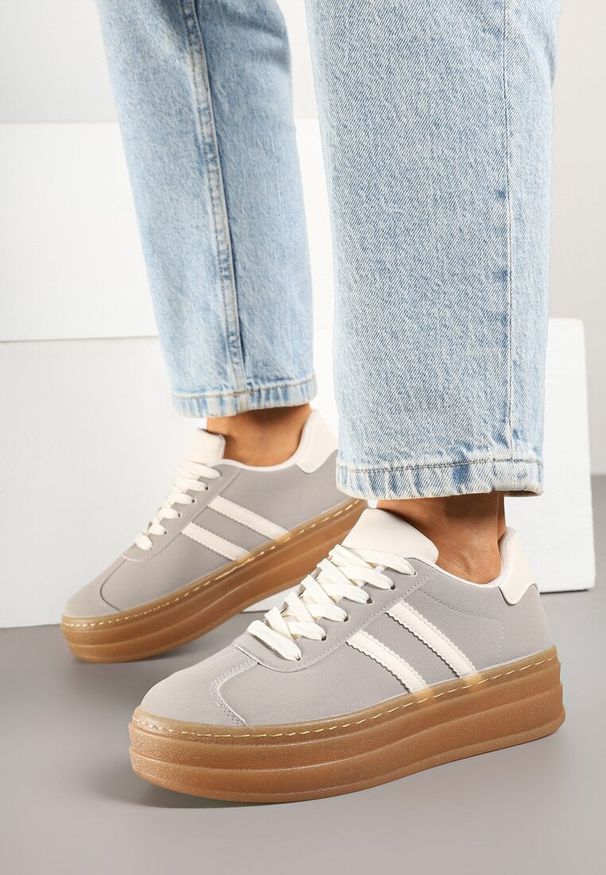 Renee - Szare Sneakersy na Tłoczonej Platformie Ozdobione Paskami Felainora. Okazja: na co dzień, na spacer. Zapięcie: pasek. Kolor: szary. Wzór: aplikacja. Obcas: na platformie. Sport: turystyka piesza