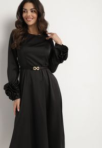 Born2be - Czarna Sukienka Wieczorowa Ozdobiona Paskiem i Kwiatami 3D Temarita. Kolor: czarny. Wzór: aplikacja, kwiaty. Styl: wizytowy #2