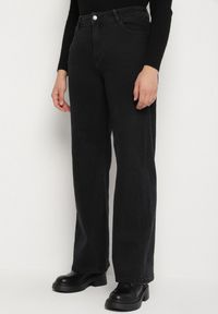 Born2be - Czarne Jeansy o Szerokim Kroju z Regularnym Stanem Isomara. Okazja: na co dzień. Kolor: czarny. Styl: casual, elegancki