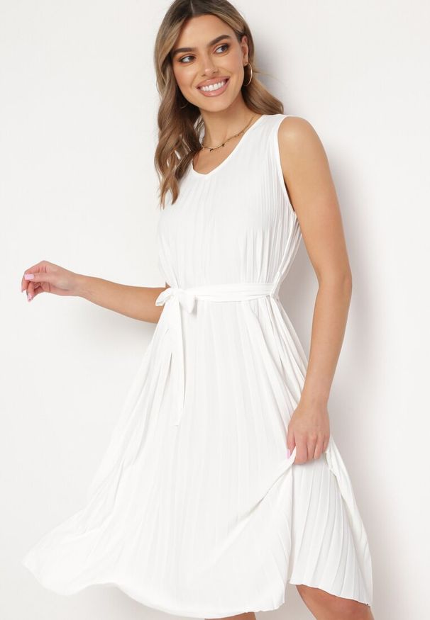 Born2be - Biała Rozkloszowana Sukienka Midi Plisowana z Materiałowym Paskiem Varethia. Kolor: biały. Materiał: materiał. Wzór: aplikacja. Długość: midi