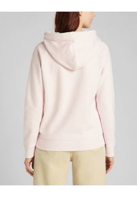 Lee - LEE ESSENTIAL HOODIE DAMSKA BLUZA Z KAPTUREM LOGO PALE LILAC L53WTXSU. Typ kołnierza: kaptur #5