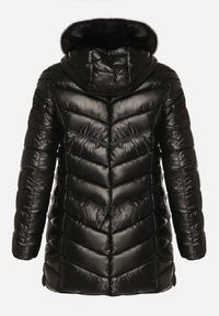 Born2be - Czarna Pikowana Kurtka z Kapturem z Futerkiem Zorria. Typ kołnierza: kaptur. Kolekcja: plus size. Kolor: czarny. Materiał: futro. Wzór: aplikacja #4