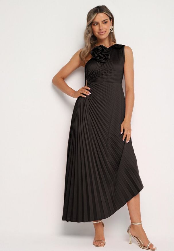 Born2be - Czarna Plisowana Sukienka o Asymetrycznym Kroju z Wycięciem i Broszką w Kształcie Kwiatu Lavimas. Okazja: na imprezę. Kolor: czarny. Wzór: kwiaty. Typ sukienki: asymetryczne. Styl: wizytowy, elegancki