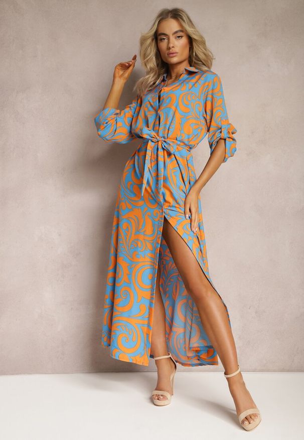Renee - Niebiesko-Pomarańczowa Sukienka Koszulowa Maxi z Materiałowym Paskiem w Abstrakcyjny Print Lirans. Kolor: niebieski. Materiał: materiał. Wzór: nadruk. Typ sukienki: koszulowe. Długość: maxi