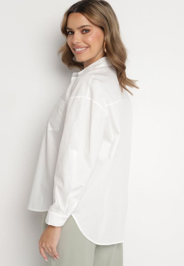 Born2be - Biała Koszula z Bawełny Ozdobiona Kwiatami 3D Dorelin. Okazja: na co dzień. Typ kołnierza: dekolt w kształcie V. Kolor: biały. Materiał: bawełna. Długość rękawa: długi rękaw. Długość: długie. Wzór: kwiaty, aplikacja. Styl: elegancki, casual, klasyczny