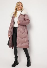 Born2be - Różowa Pikowana Kurtka Płaszcz za Kolano z Kapturem z Futerkiem i Paskiem Helendia. Typ kołnierza: kaptur. Kolor: różowy. Materiał: futro #5