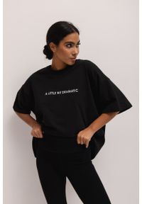 Marsala - T-shirt typu oversize z HAFTEM w kolorze TOTALLY BLACK - EAZY-XS/S. Kolor: czarny. Materiał: elastan, bawełna. Wzór: haft. Styl: elegancki, klasyczny #1