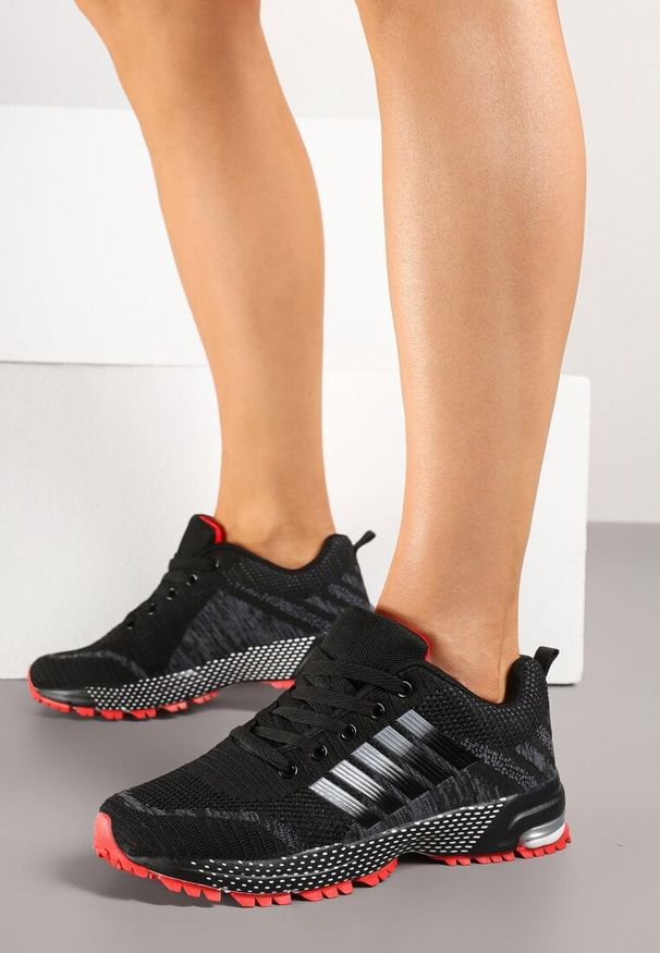 Born2be - Czarno-Czerwone Sneakersy Sportowe z Ozdobnym Bieżnikiem Julinea. Kolor: czarny. Sport: fitness