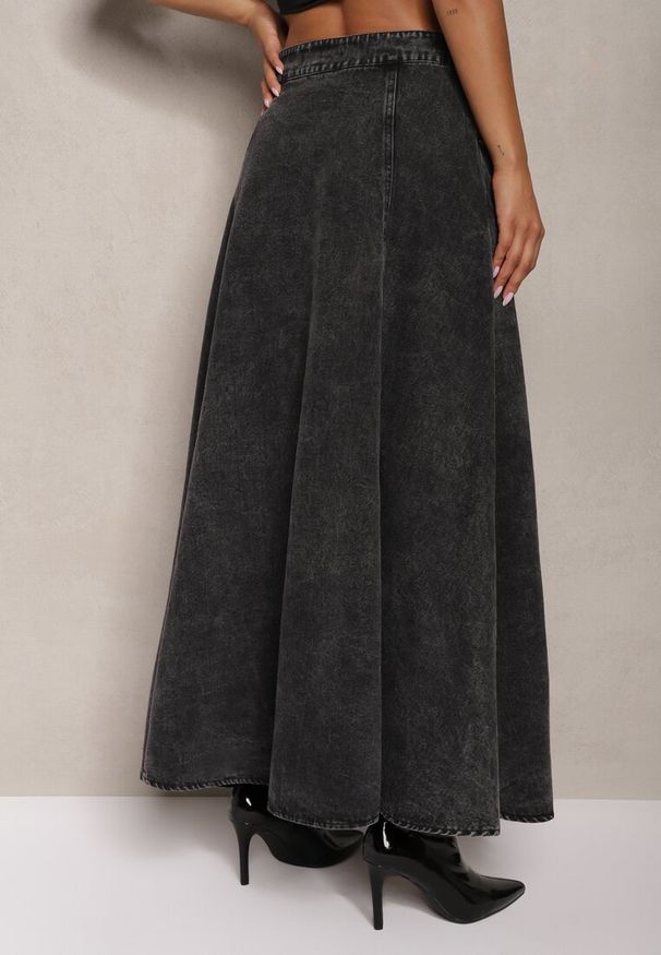 Renee - Czarna Bawełniana Spódnica Maxi Rozkloszowana z Jeansu z Ozdobnym Łańcuszkiem Viralle. Kolor: czarny. Materiał: jeans, bawełna. Sezon: lato. Styl: boho, elegancki
